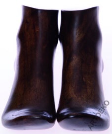 holzpraesenter_fusspaar_dunkel_160810004100494_frontal